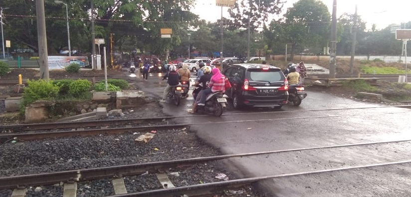   Kebiasaan Buruk Bikers di Pintu Kereta Stasiun Cakung 